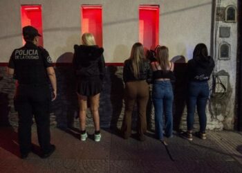 Operativo de saturación en Flores: ocho mujeres demoradas por oferta de sexo en la calle y un albergue transitorio clausurado