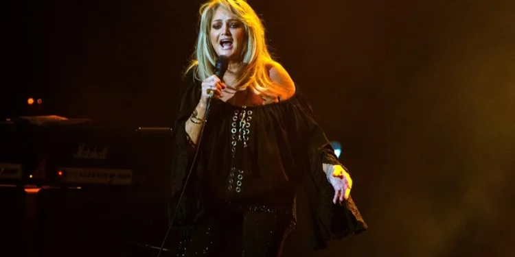 Bonnie Tyler sigue «gravemente enferma aunque estable», confirma su equipo