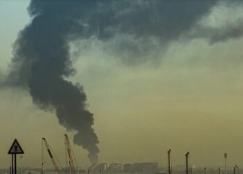 Un ataque con dron lanzado por Irán causa un incendio en una zona industrial de Emiratos Árabes Unidos