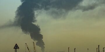 Un ataque con dron lanzado por Irán causa un incendio en una zona industrial de Emiratos Árabes Unidos