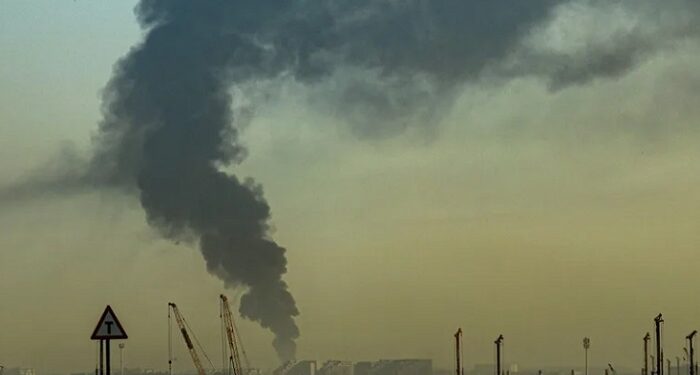 Un ataque con dron lanzado por Irán causa un incendio en una zona industrial de Emiratos Árabes Unidos