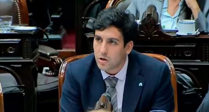 El papelón del Diputado libertario Gino Visconti: «Hay una fábrica de vidrió que nunca ´produció´ ninguna botella»