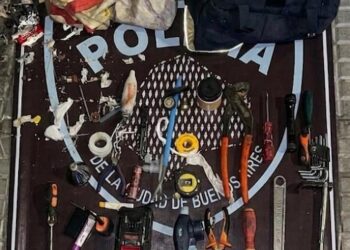 La Policía de la Ciudad detuvo a 5 hombres con antecedentes que ingresaron a un departamento y amenazaron a su dueña para que pague supuestos alquileres