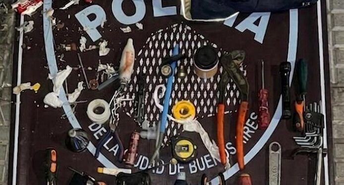 La Policía de la Ciudad detuvo a 5 hombres con antecedentes que ingresaron a un departamento y amenazaron a su dueña para que pague supuestos alquileres