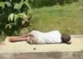 Un niño fue encontrado durmiendo sobre la tumba de su madre