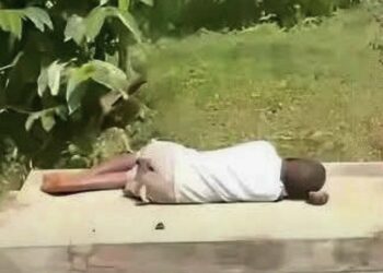 Un niño fue encontrado durmiendo sobre la tumba de su madre