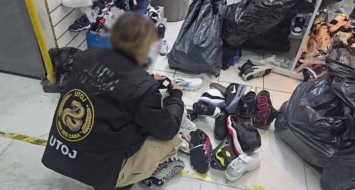 La Policía de la Ciudad secuestró en Flores más de 5 mil pares de zapatillas de contrabando y mercadería apócrifa por un valor de más de 240 millones de pesos