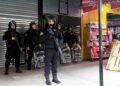 La Policía de la Ciudad allanó una galería La Matanza, recuperó 49 celulares robados y detuvo a seis personas