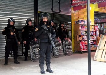 La Policía de la Ciudad allanó una galería La Matanza, recuperó 49 celulares robados y detuvo a seis personas
