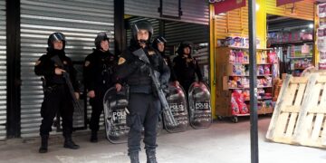 La Policía de la Ciudad allanó una galería La Matanza, recuperó 49 celulares robados y detuvo a seis personas