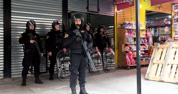 La Policía de la Ciudad allanó una galería La Matanza, recuperó 49 celulares robados y detuvo a seis personas