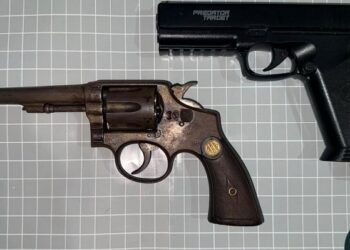 La Policía de la Ciudad detuvo en la Villa 1-11-14 a dos dealers con doce antecedentes delictivos. Secuestró armas y más de un kilo de marihuana