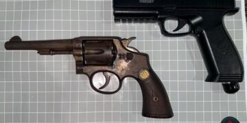 La Policía de la Ciudad detuvo en la Villa 1-11-14 a dos dealers con doce antecedentes delictivos. Secuestró armas y más de un kilo de marihuana