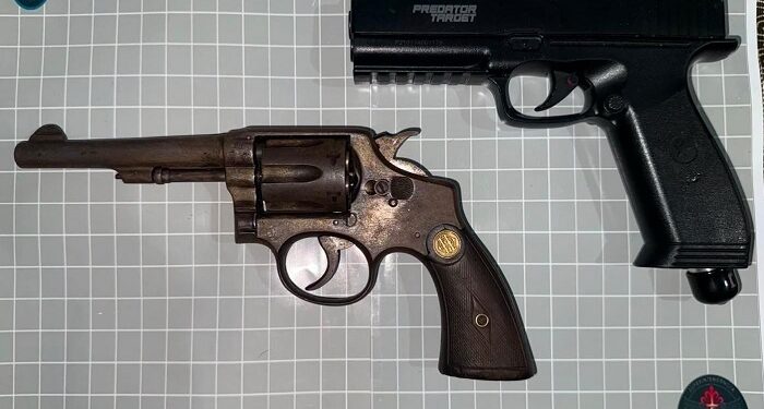 La Policía de la Ciudad detuvo en la Villa 1-11-14 a dos dealers con doce antecedentes delictivos. Secuestró armas y más de un kilo de marihuana