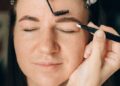 Arrancarse las cejas y el pelo, podría suplantarse de otro modo