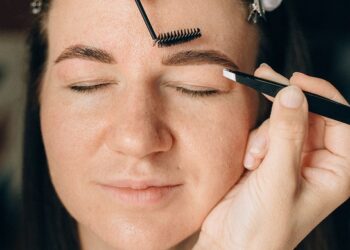 Arrancarse las cejas y el pelo, podría suplantarse de otro modo