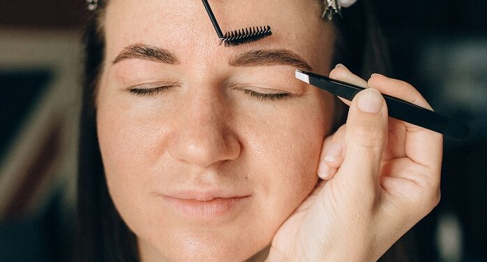 Arrancarse las cejas y el pelo, podría suplantarse de otro modo