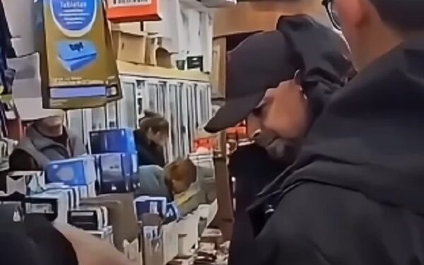 Un delincuente que robaba todos los días en un negocio, fue golpeado por los dueños del lugar