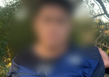 La Policía de la Ciudad detuvo a un hombre que intentó evadir un control y se tiró a un arroyo desde una altura de ocho metros con 16 mil dólares y casi 3 millones de pesos