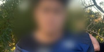 La Policía de la Ciudad detuvo a un hombre que intentó evadir un control y se tiró a un arroyo desde una altura de ocho metros con 16 mil dólares y casi 3 millones de pesos