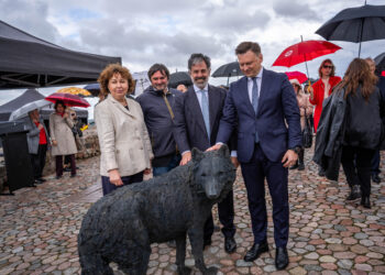 Vilna y Roma: Capitales conectadas por lobos míticos instalan obras de arte italianas en la colina de Gediminas