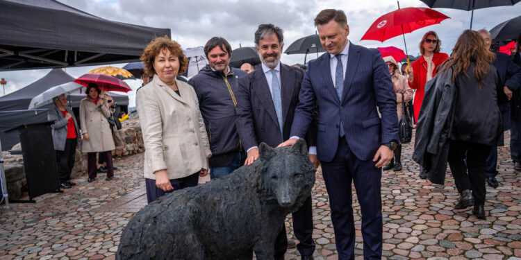 Vilna y Roma: Capitales conectadas por lobos míticos instalan obras de arte italianas en la colina de Gediminas