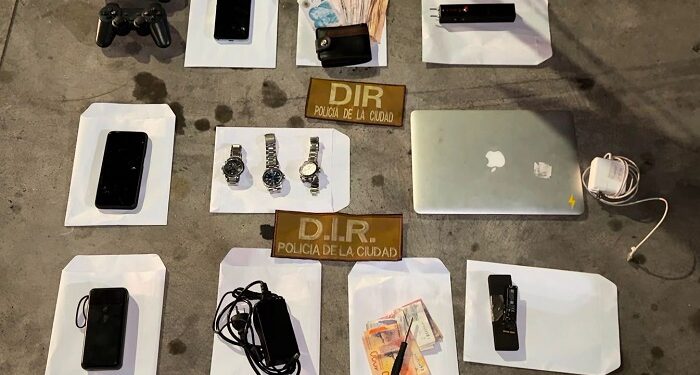 Un senegalés con 25 antecedentes y tobillera electrónica fue detenido por la Policía de la Ciudad, junto a un paraguayo, con mercadería presuntamente robada