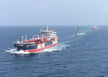 El estrecho de Ormuz bloqueado nuevamente: Irán y Estados Unidos se atacan recíprocamente