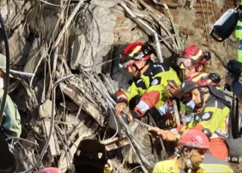 Desesperada carrera contrarreloj en busca de los últimos sobrevivientes en Venezuela