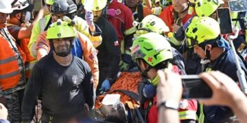 Rescatan a un hombre después de ocho días bajo los escombros