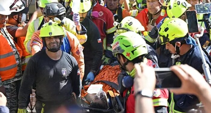 Rescatan a un hombre después de ocho días bajo los escombros