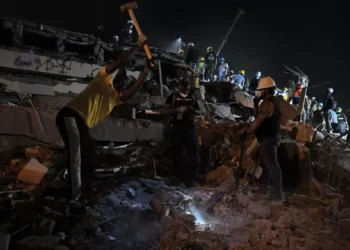 Otra noche de búsqueda desesperada de sobrevivientes en Colombia