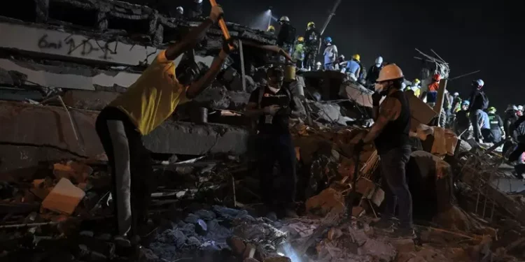 Otra noche de búsqueda desesperada de sobrevivientes en Colombia