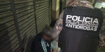 La Policía de la Ciudad detuvo en Parque Chacabuco a un “narco-trapito” y a una boliviana con más de un kilo de cocaína con el sello del delfín
