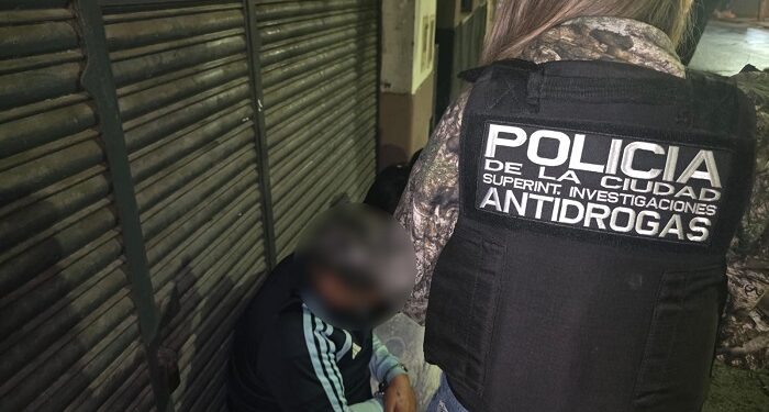 La Policía de la Ciudad detuvo en Parque Chacabuco a un “narco-trapito” y a una boliviana con más de un kilo de cocaína con el sello del delfín