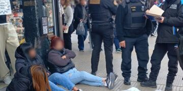 La Policía de la Ciudad detuvo a cuatro mecheras y a un hombre que robaban ropa en locales de la avenida Avellaneda