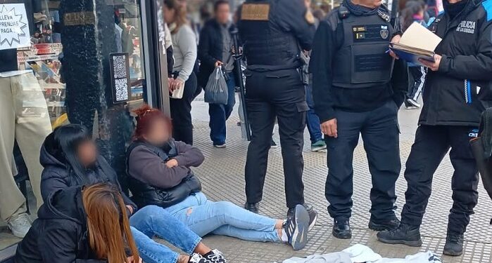 La Policía de la Ciudad detuvo a cuatro mecheras y a un hombre que robaban ropa en locales de la avenida Avellaneda
