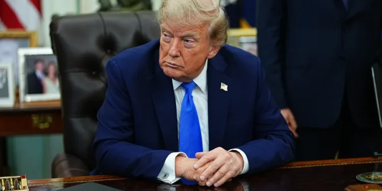 Donald Trump anuncia aranceles del 50 % a los vehículos y al acero canadienses a partir de enero de 2027