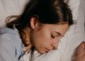 ¿Sabías que dormir del lado izquierdo puede transformar tu salud?