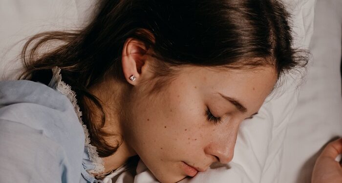 ¿Sabías que dormir del lado izquierdo puede transformar tu salud?