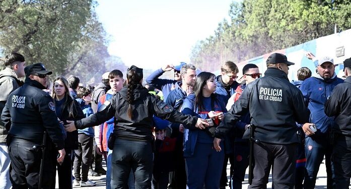 La Policía de la Ciudad capturó a dos prófugos por robos en los controles del partido Argentinos Juniors-Racing