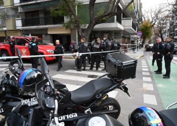 La Policía de la Ciudad detuvo a dos motochorros con antecedentes, uno con pedido de captura, tras persecución y choque en Flores