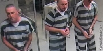 Unos reclusos intentaron escapar pero el guardia sufrió un infarto entonces los presos le salvaron la vida