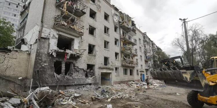 Dron ruso ataca la central de inteligencia de Kiev, Trump manda a sus enviados a Rusia y Ucrania