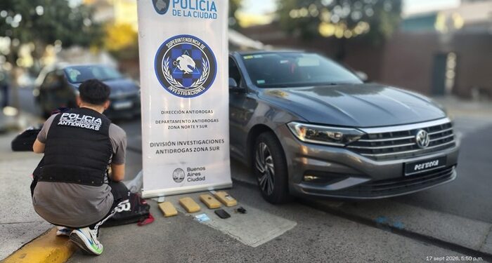 La Policía de la Ciudad detuvo a cinco personas y secuestró cocaína y casi 20 kilos de marihuana tras allanamientos en la Villa 15