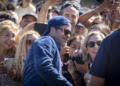 Brad Pitt desata la locura en San Sebastián con media hora de saludos y fotos con sus fans