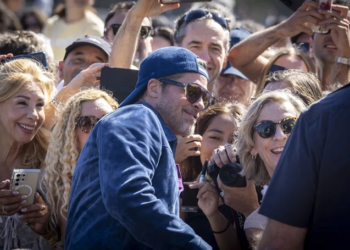 Brad Pitt desata la locura en San Sebastián con media hora de saludos y fotos con sus fans