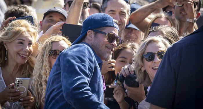 Brad Pitt desata la locura en San Sebastián con media hora de saludos y fotos con sus fans