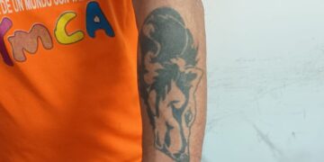 Por llevar tatuaje en un brazo, la Policía de la Ciudad reconoció y detuvo en la Villa 31 a un prófugo con 18 antecedentes