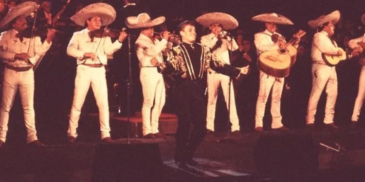 Un filme muestra imágenes inéditas del archivo de Juan Gabriel tras 10 años de su muerte